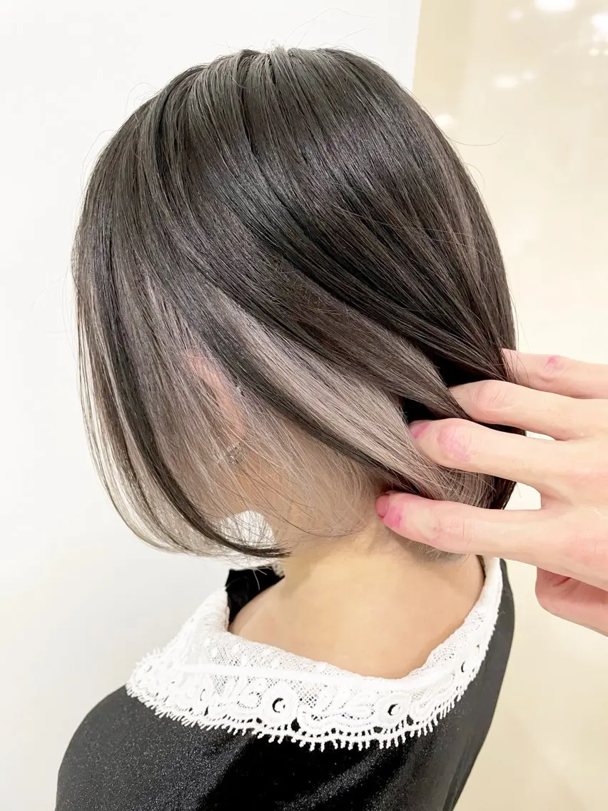 ショート カラー ブリーチ グレージュ ハイトーンカラー インナーカラー シルバー ヘアカラー トリートメント Room 304のヘアスタイル
