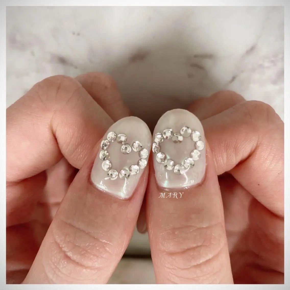 ネイル オーロラネイル ハート ニュアンスネイル ワンカラーネイル ホワイト ハンドネイル Mary nail .narumiのネイルデザイン