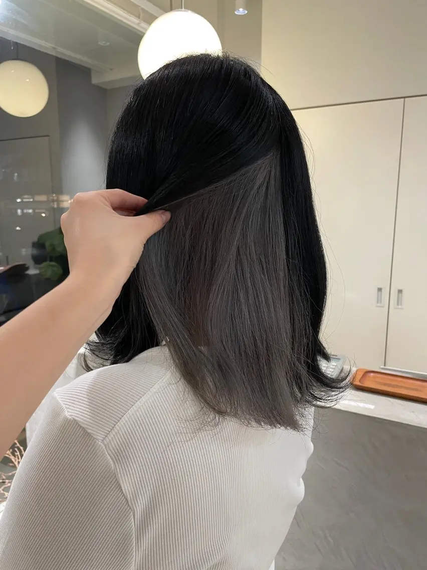 ミディアム カラー 黒髪 インナーカラー シルバー 安西 香利奈のヘアスタイル