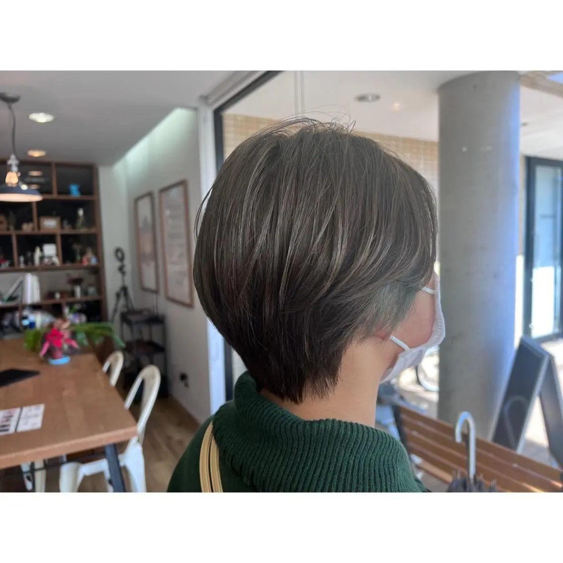 ショート カラー ブリーチ グレージュ オリーブグレージュ オリーブグレー ツキダテ ユイのヘアスタイル