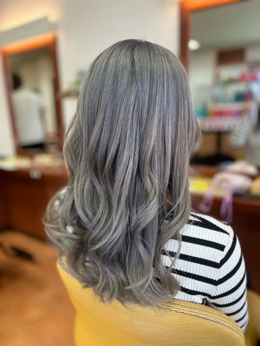 ロング カラー ブリーチ 透明感カラー シルバー とぐち しおりのヘアスタイル