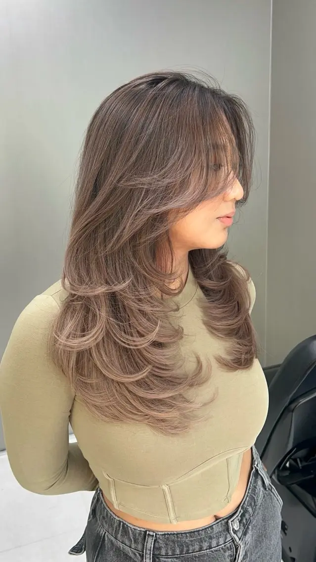 ロング レイヤーカット アンナ🦋海外ヘア バレイヤージュのヘアスタイル