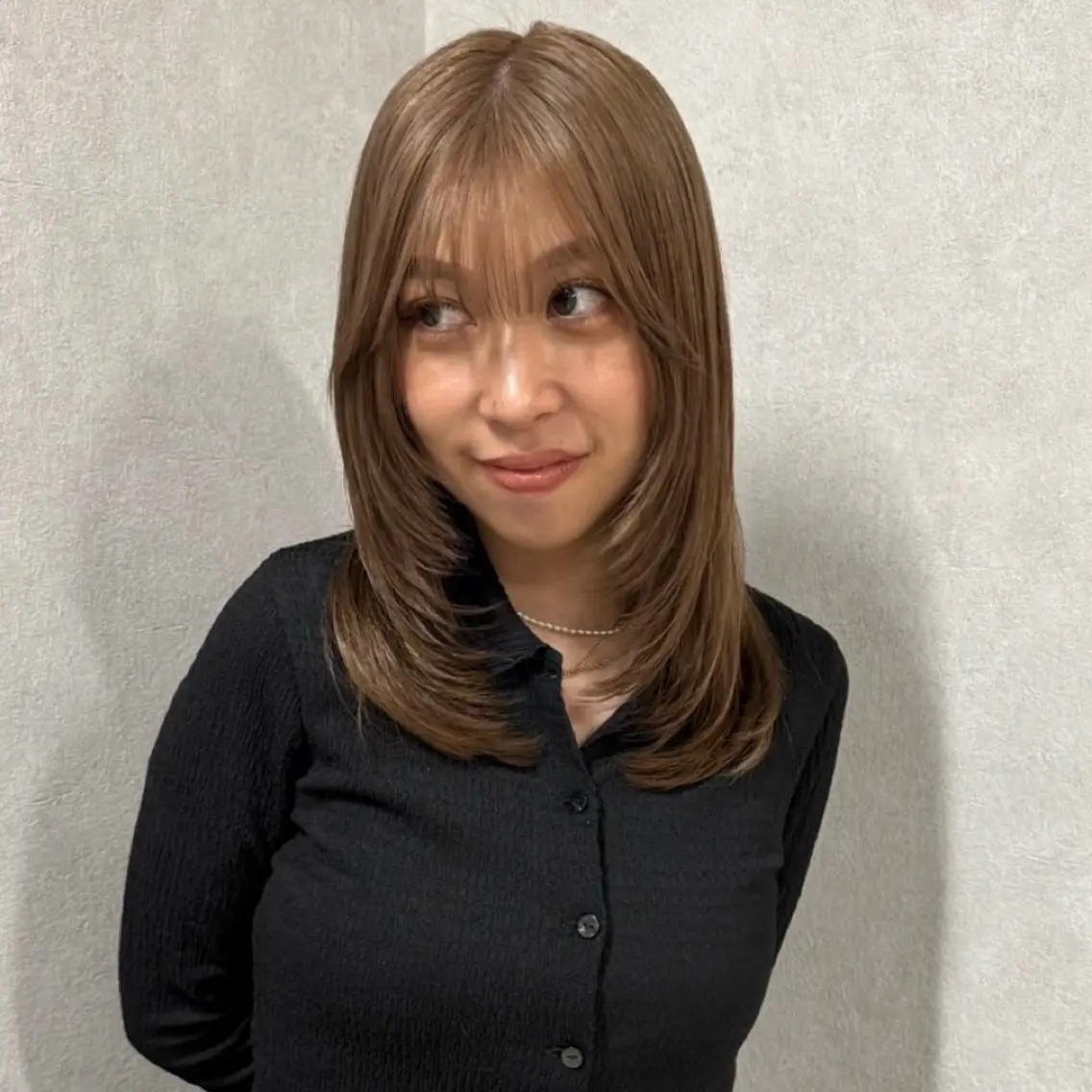 ミディアム カラー アッシュ ベージュカラー ブリーチ 透明感カラー ダブルカラー カット ヘアカラー レイヤー /髪質改善/ariのヘアスタイル