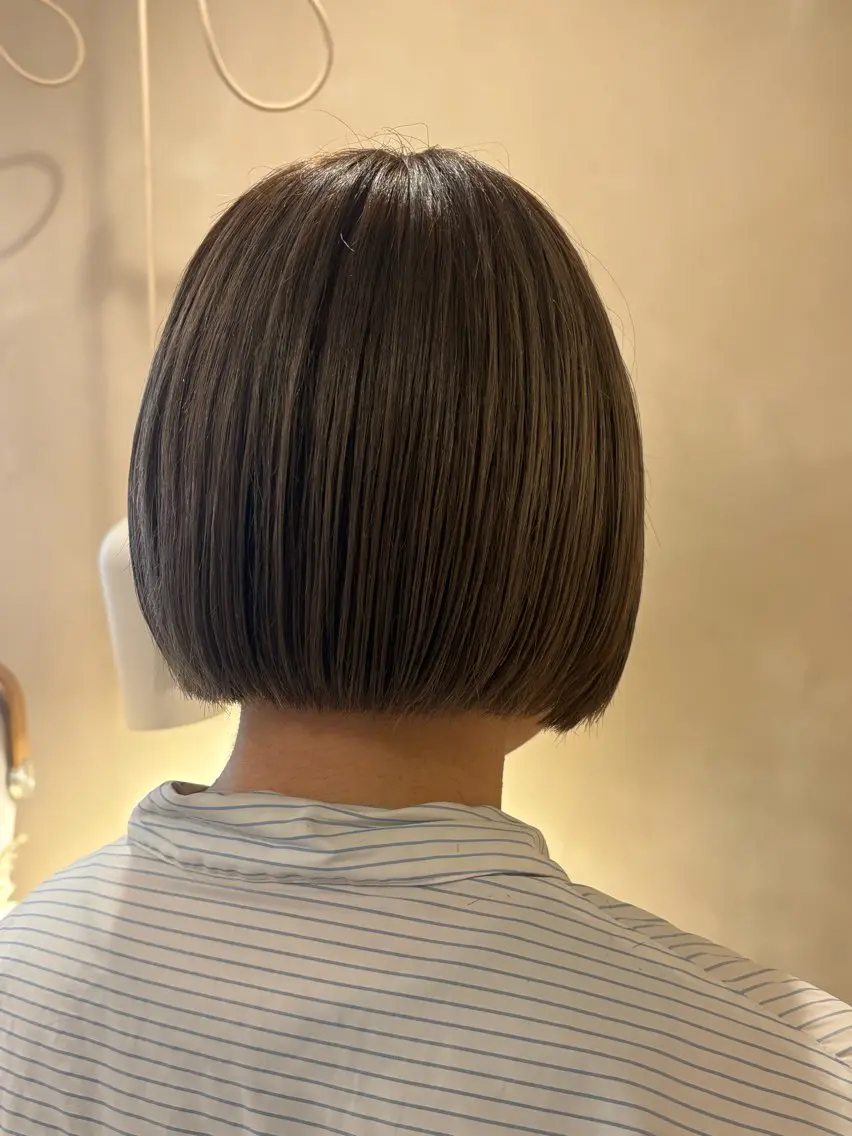 ミディアム ボブ カット ヘアカラー シンバヒナノ/パーマ レイヤー/髪質改善のヘアスタイル