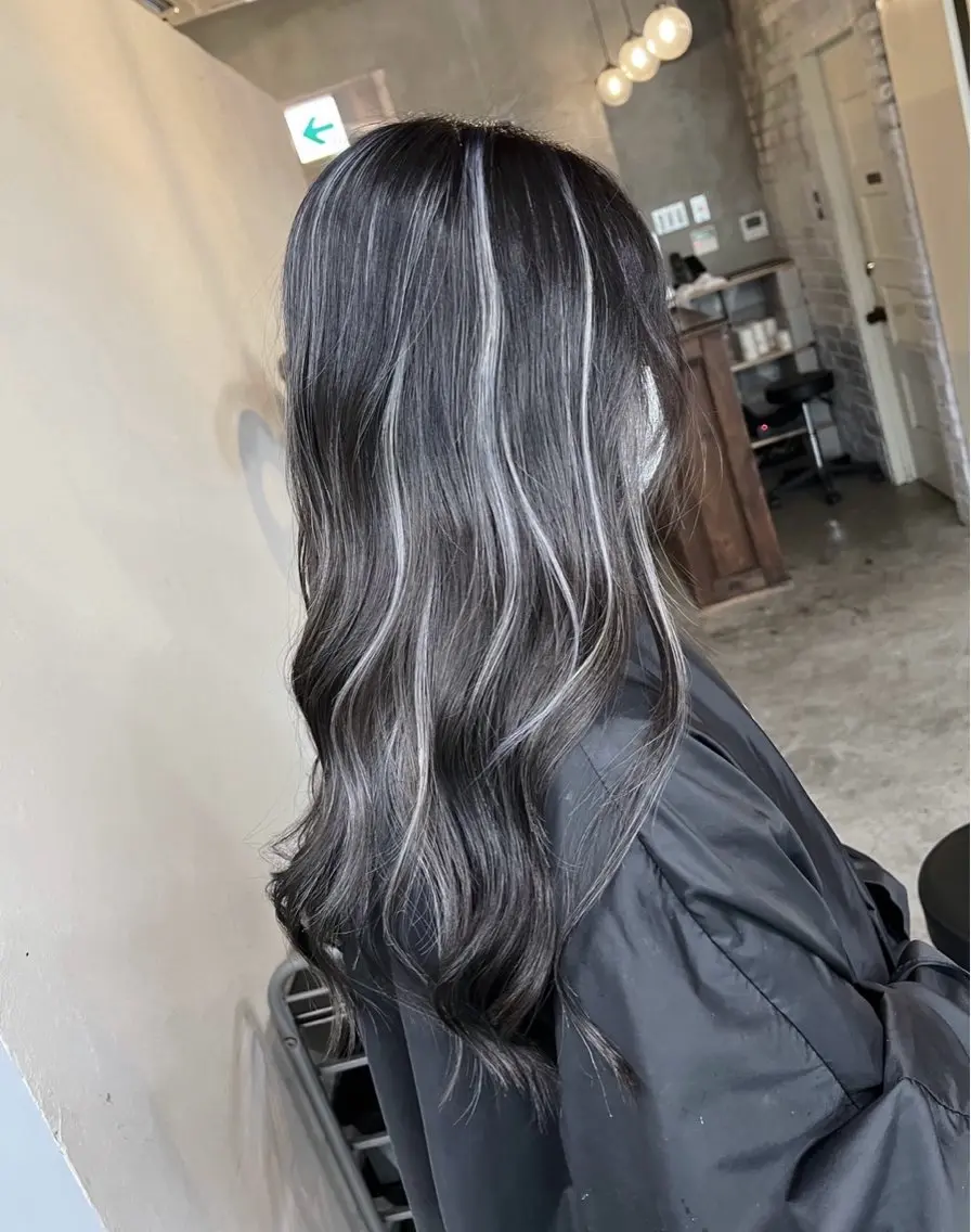 ロング カラー ダークグレー ダークグレージュ グレージュ ハイライトカラー ハイライト ヘアカラー トリートメント 指名数No.1 /NAOYAのヘアスタイル