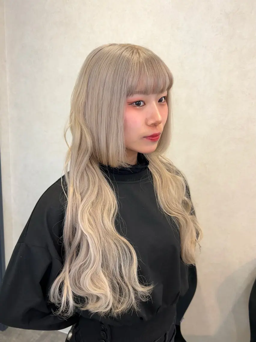 ロング カラー ベージュカラー ブリーチ ホワイトベージュ ヘアカラー 松田 朋華のヘアスタイル