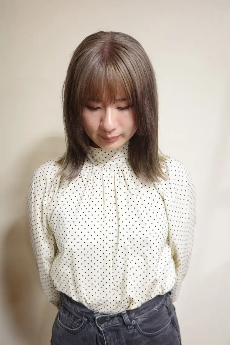 ミディアム カラー ブリーチ 透明感カラー グレージュ 浅岡 昭汰のヘアスタイル