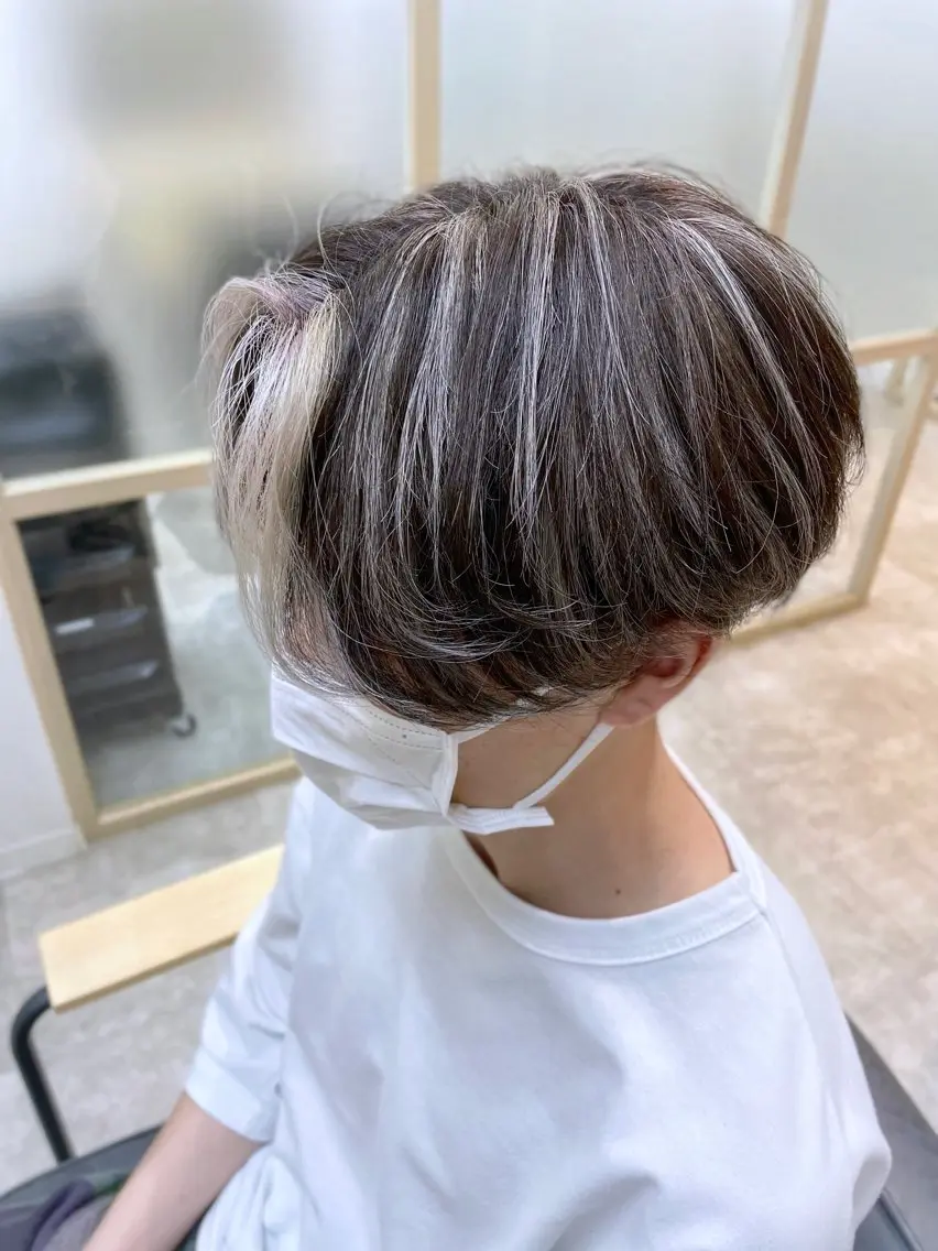 ミディアム カラー メンズ センターパート メンズハイライト マッシュ ミストバング  フェイスフレーミング ☁️ケアブリーチ￤ ウルフ￤Shioriのヘアスタイル