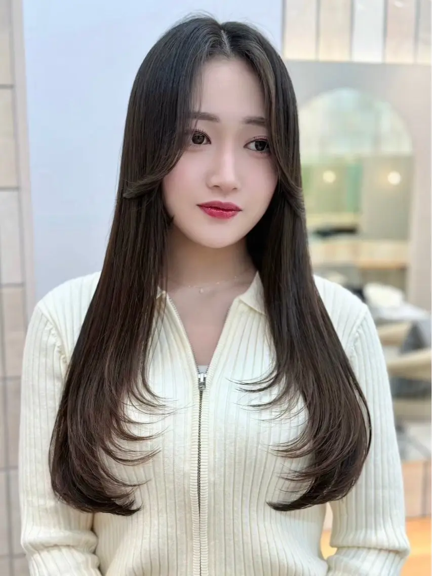 ロング レイヤーカット ロング シースルーバング カット ヘアカラー トリートメント 縮毛矯正 ミディアム レイヤー 顔周り金山のヘアスタイル