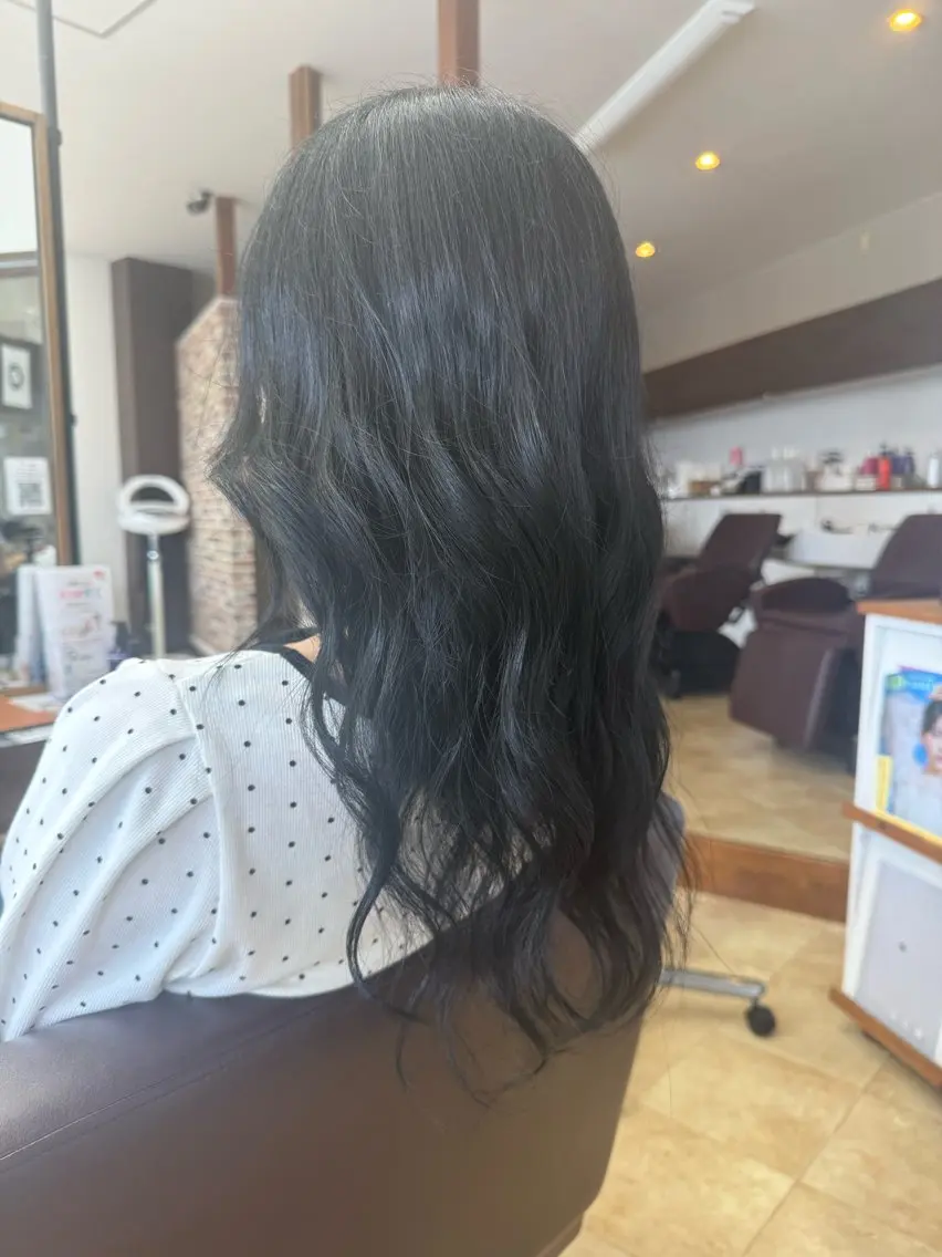 セミロング カラー 黒髪 ブルーカラー ブルーブラック 透明感カラー ヘアカラー 上村華女 髪質改善カラーのヘアスタイル