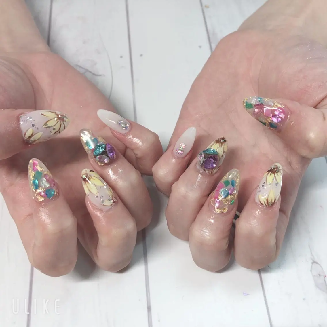 ネイル ストーンネイル ハンドネイル nail roomのネイルデザイン