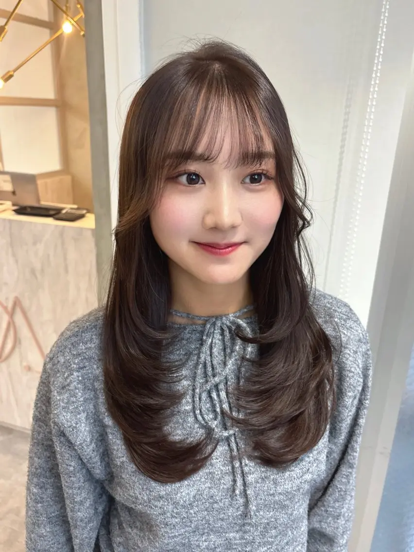 ロング 小顔レイヤー/韓国/ 美髪矯正/艶カラーのヘアスタイル