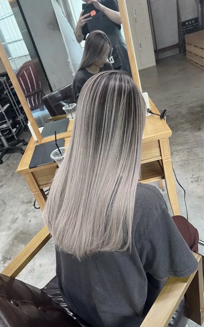 ロング カラー バレイヤージュ シルバー ホワイトシルバー レイヤーカット ヘアカラー トリートメント 指名数No.1 /NAOYAのヘアスタイル