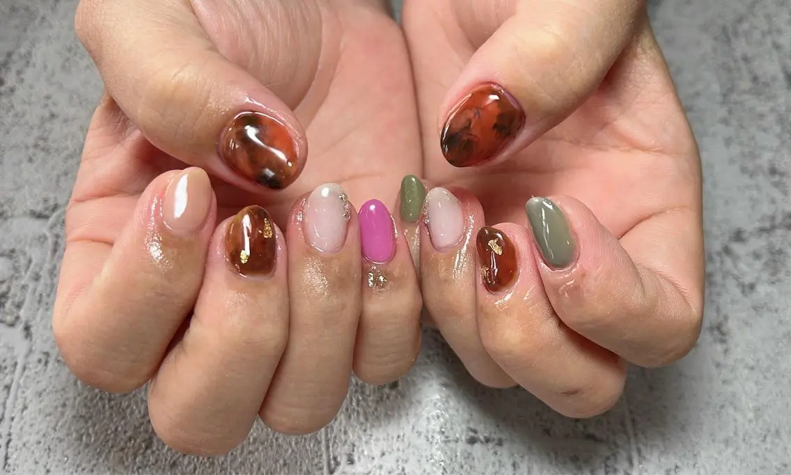 ネイル べっ甲ネイル グリーン 持ち込み Mimi Nailのネイルデザイン