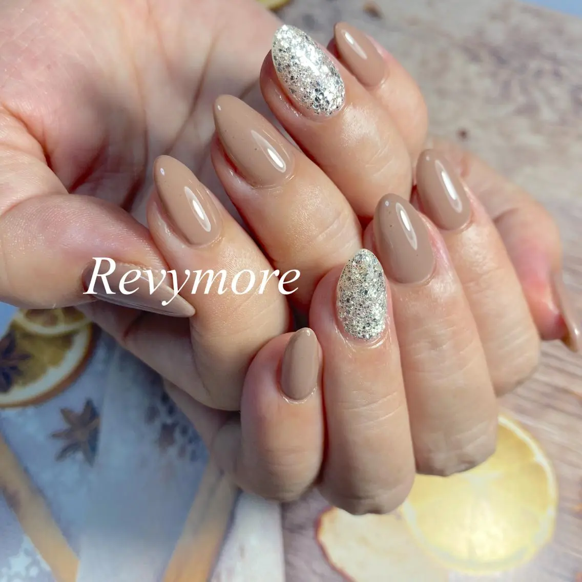 ショート ネイル ブラウン ジェルネイル ワンカラーネイル シルバー シンプルネイル nail salon Revymoreのネイルデザイン