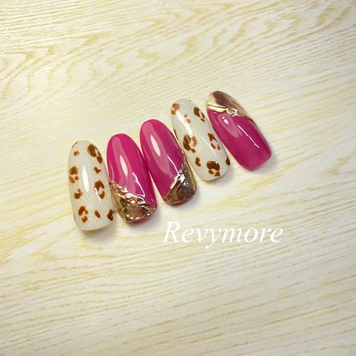 ミディアム ネイル アニマル柄 アートネイル ジェルネイル ミラーネイル 赤色 nail salon Revymoreのネイルデザイン