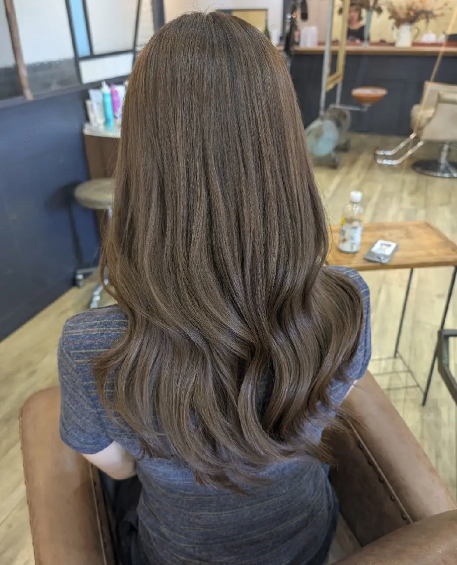 ロング カラー ベージュカラー ブリーチ ブリーチなしカラー オリーブベージュ レイヤーカット カット ヘアカラー トリートメント 仁科 美乃里のヘアスタイル