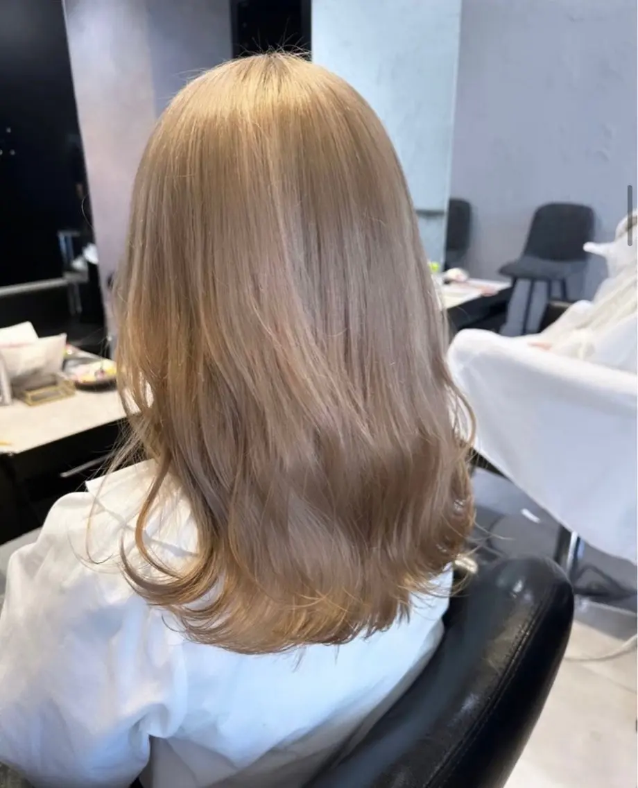 セミロング カラー ベージュカラー ミルクティーベージュ ヘアカラー Fi-Ne原宿店店長 プルエクNANAMIのヘアスタイル