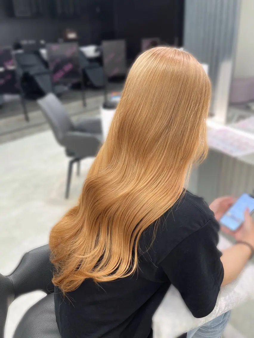 ロング カラー ベージュカラー 黒髪 ブリーチ ミルクティーベージュ MEI / ブリーチカラー/名駅のヘアスタイル