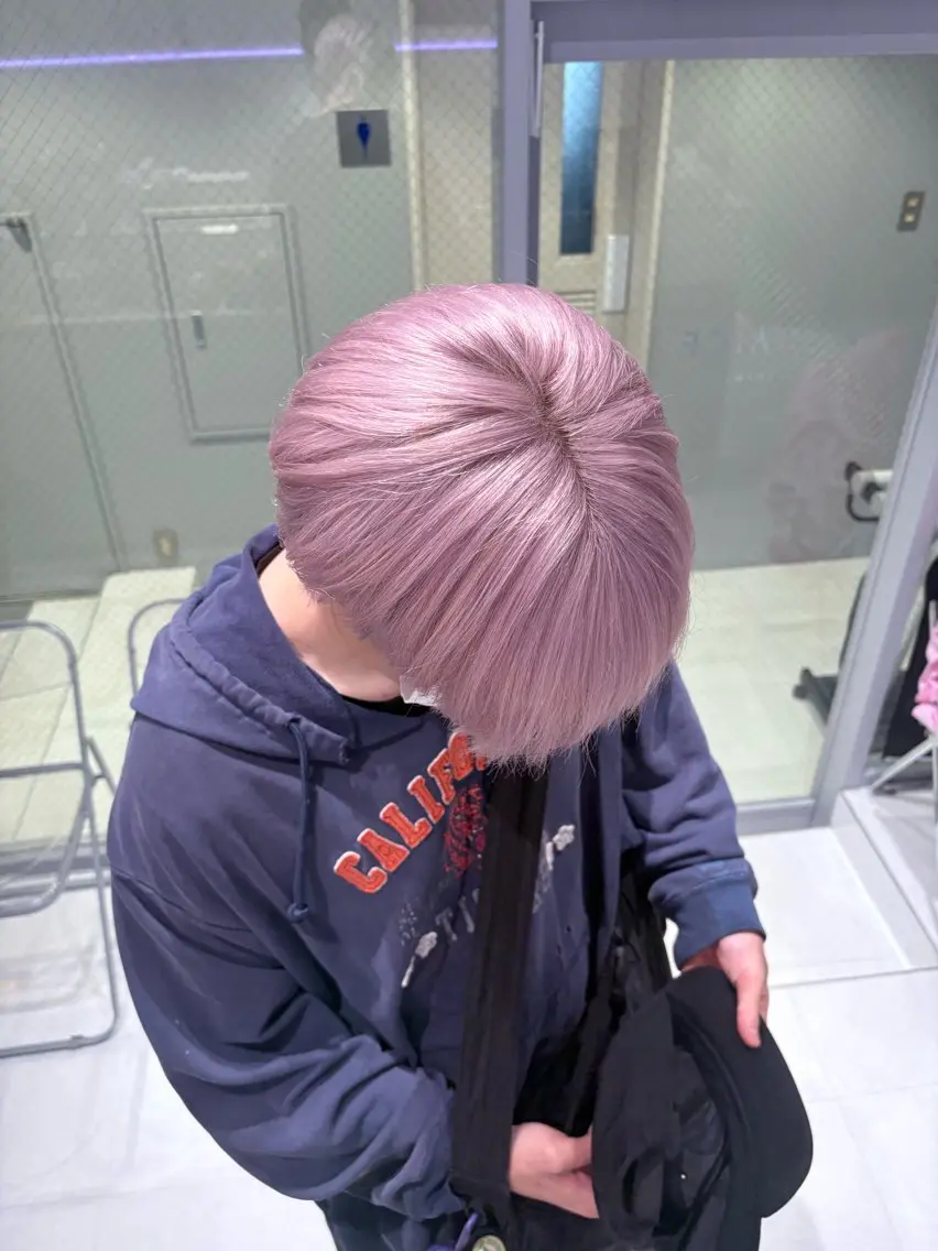 ショート カラー メンズ ラベンダーカラー ラベンダーピンク ピンクカラー カット ヘアカラー トリートメント NANA🦖 ハイトーンデザインのヘアスタイル