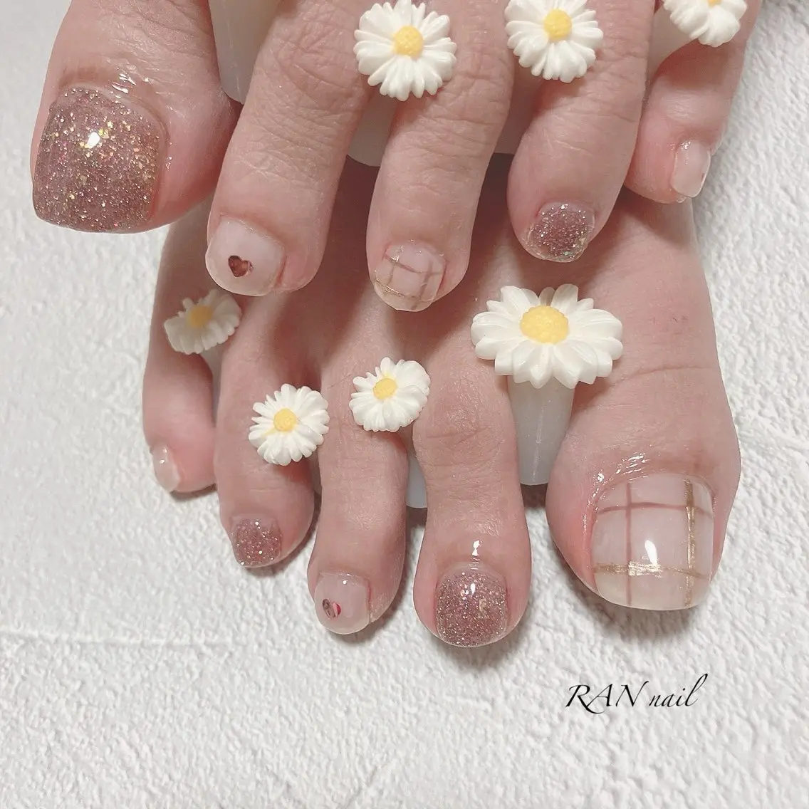 ネイル ブラウン フラッシュネイル フットネイル ゴールド ハート ハンドネイル フットネイル RAN nailのネイルデザイン