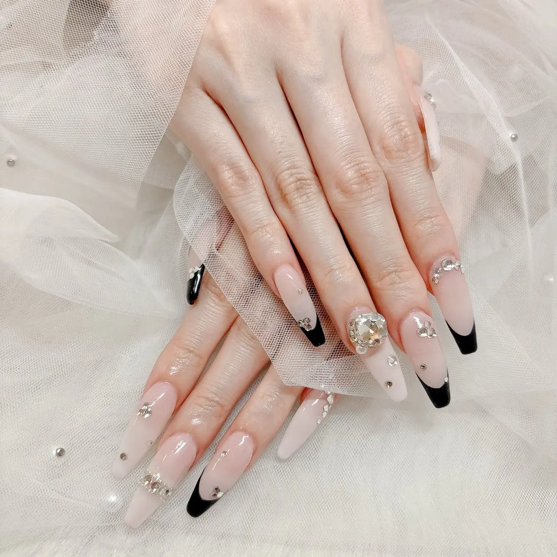ネイル フレンチネイル キラキラネイル ワンホンネイル ハンドネイル 中野駅徒歩5分💅 ラクロレのネイルデザイン