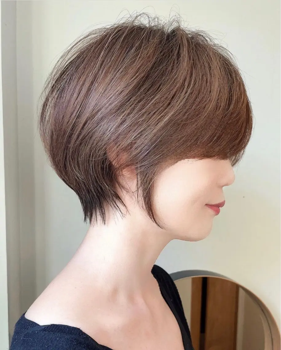 ショート バタフライレイヤー/ ニシトモユキのヘアスタイル