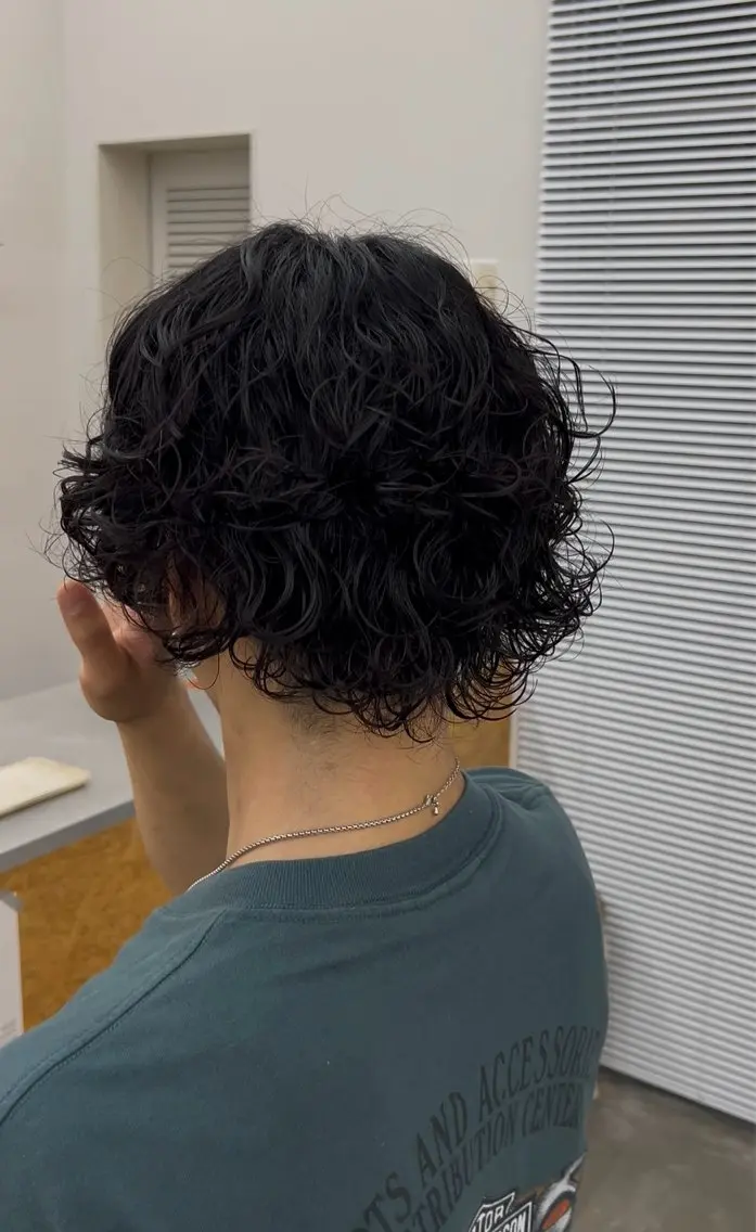 ミディアム パーマ メンズ ミディアムパーマ メンズパーマ カット パーマ Yuito/カラー/ ブリーチ/ストレートのヘアスタイル