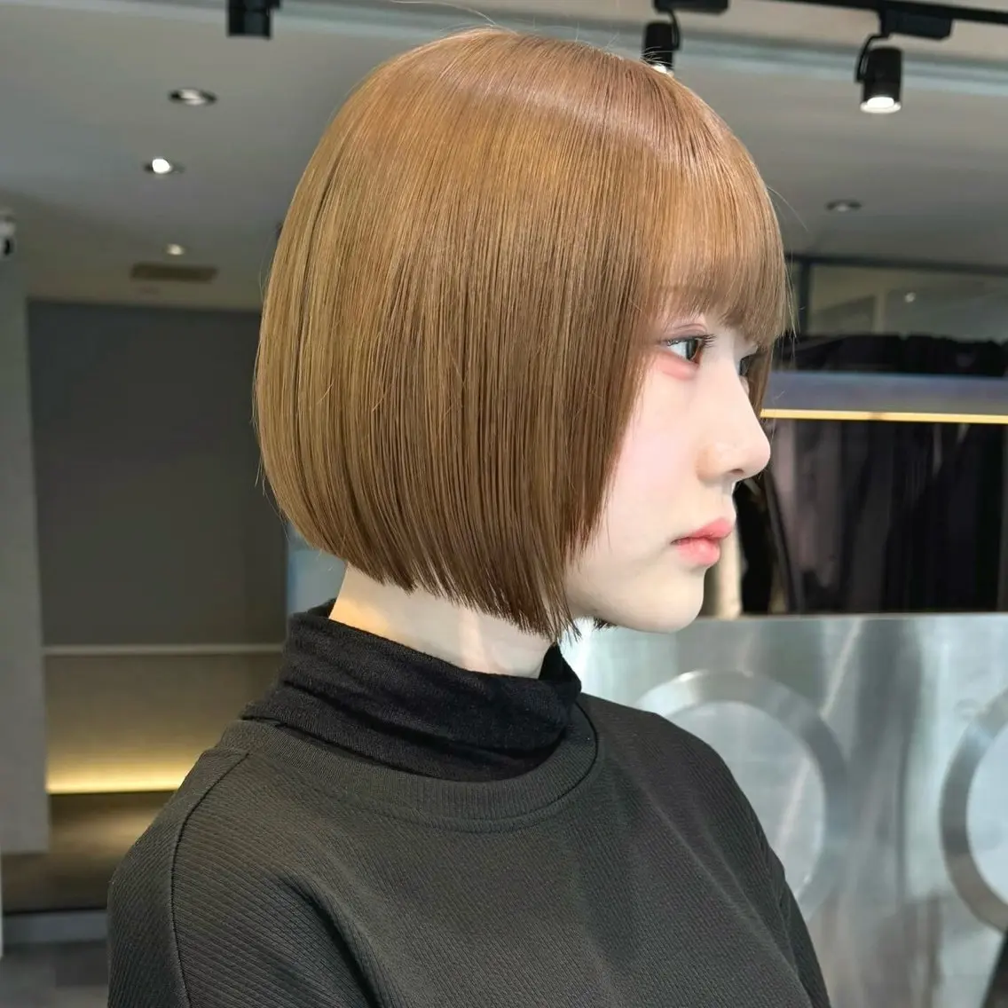 ミディアム カラー 切りっぱなしボブ ブリーチ ハイトーンカラー ボブ 髪質改善/ブリーチ/ ボブ特化/よしきのヘアスタイル