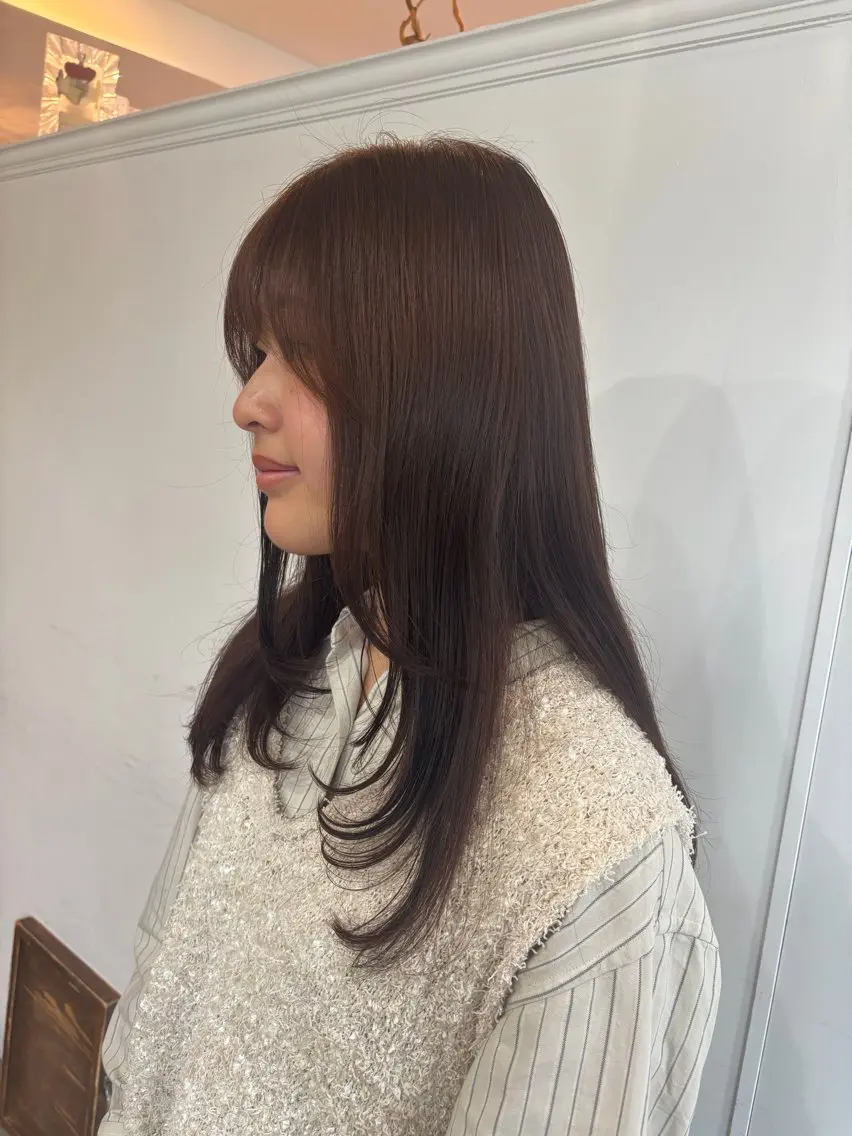 ロング アッシュ アッシュブラウン 顔まわりレイヤー レイヤーカット カット ヘアカラー 望月 芽依のヘアスタイル