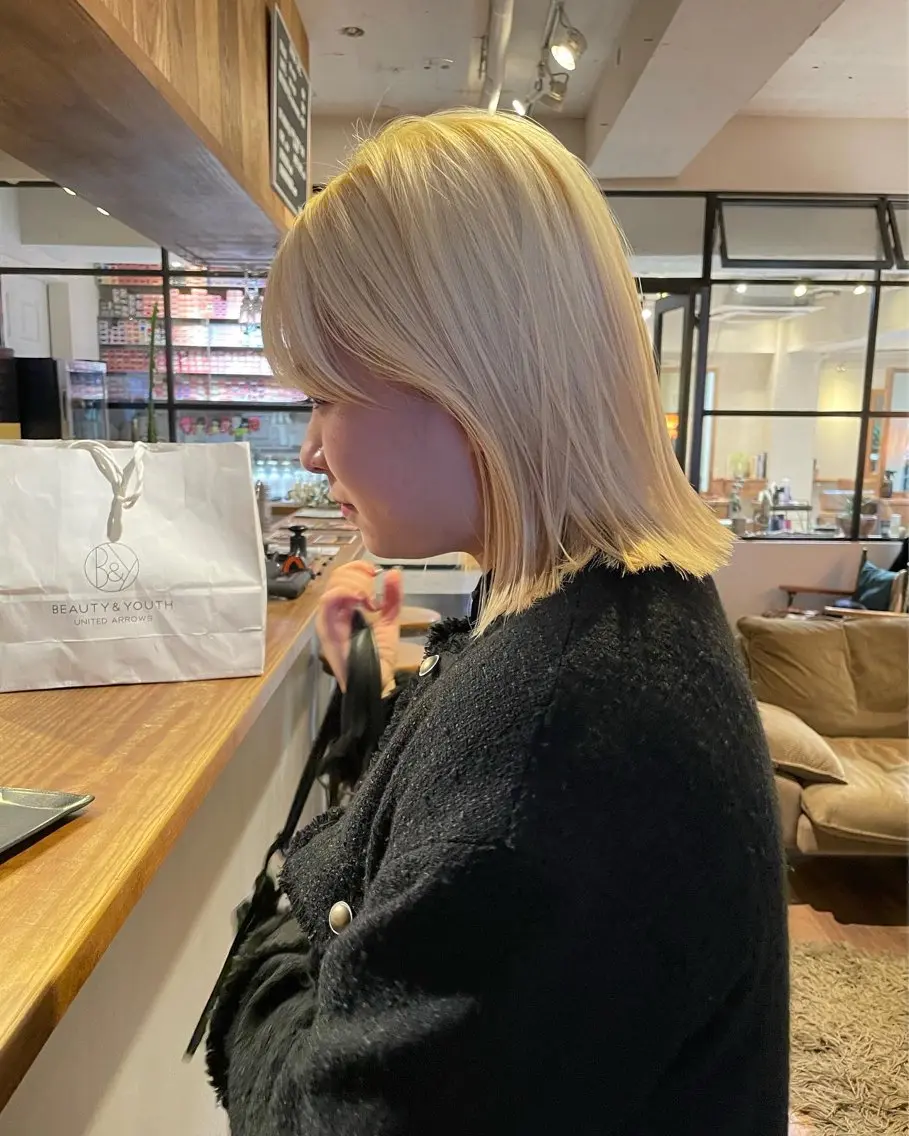 ミディアム カラー 抜きっぱなしブロンド ファッションに 溶け込むstyleのヘアスタイル