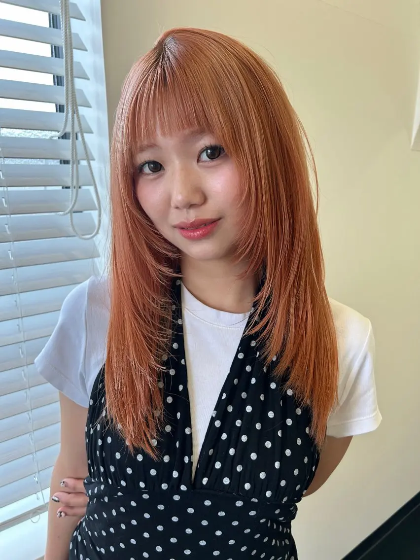 ロング カラー ブリーチ オレンジ 顔まわりレイヤー レイヤーカット オン眉 遠藤 ふたばのヘアスタイル