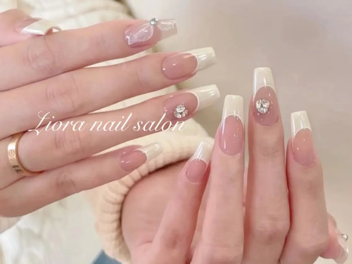 ネイル フレンチネイル ジェルネイル ガーリー グラデーション キラキラネイル ハンドネイル Liora nailのネイルデザイン
