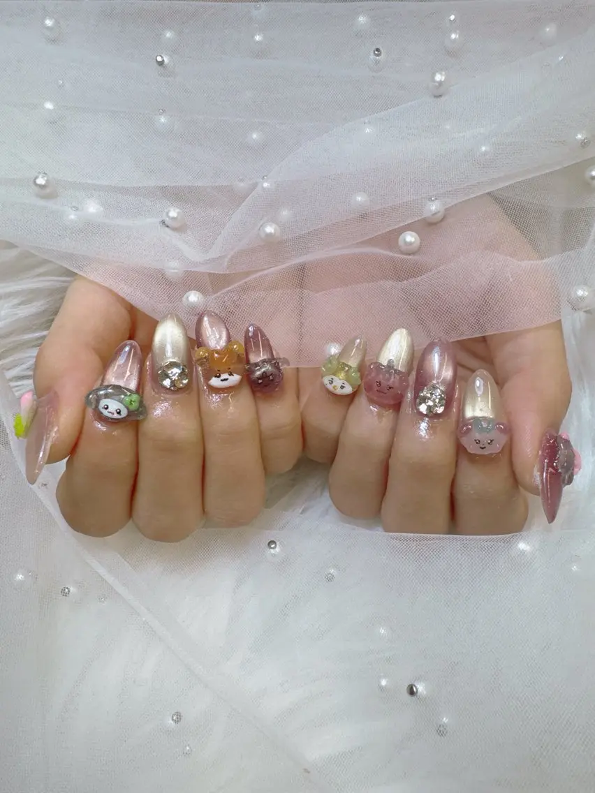 ネイル フラッシュネイル フラッシュマグ フレンチネイル ガラスフレンチ キラキラネイル ハンドネイル Queeens nailのネイルデザイン