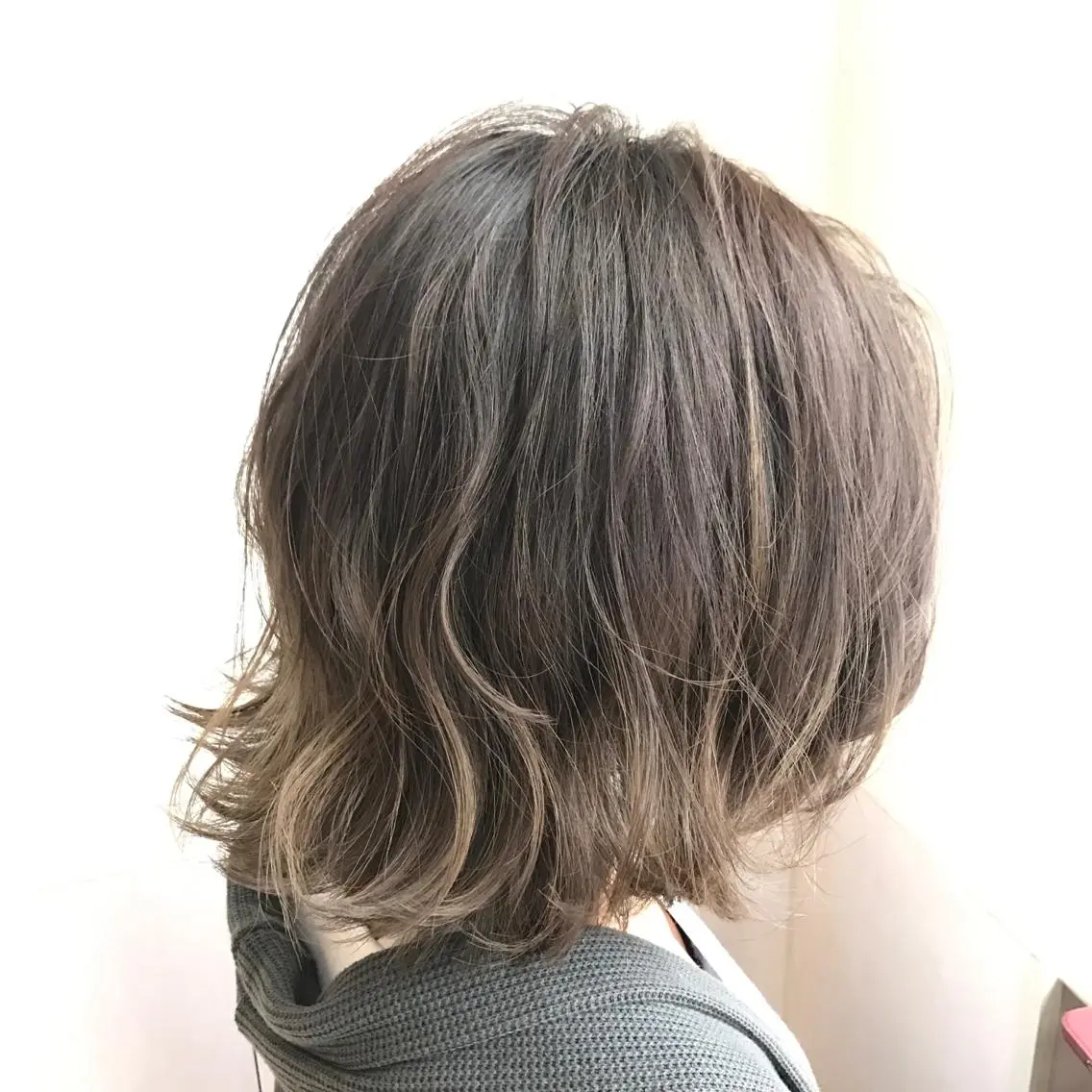 ミディアム カラー グレージュ ハイライトカラー ハイライト Oopsレイヤー 加藤澄都のヘアスタイル