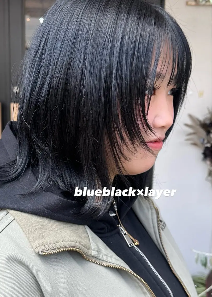 ミディアム カラー 黒髪 ブルーカラー ブルーブラック レイヤーカット ✂︎岡根 京花✂︎のヘアスタイル