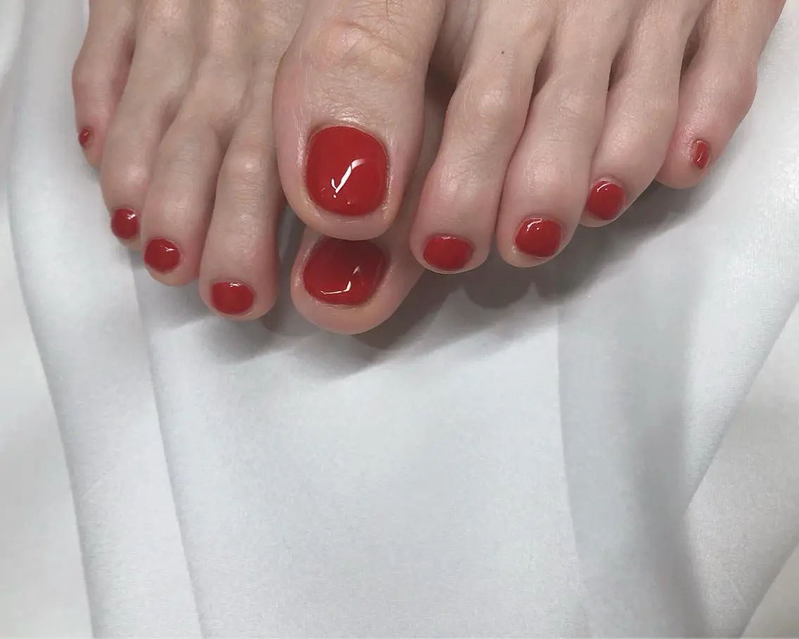 ネイル フットネイル 赤色 フットネイル saki_ nail heronのネイルデザイン