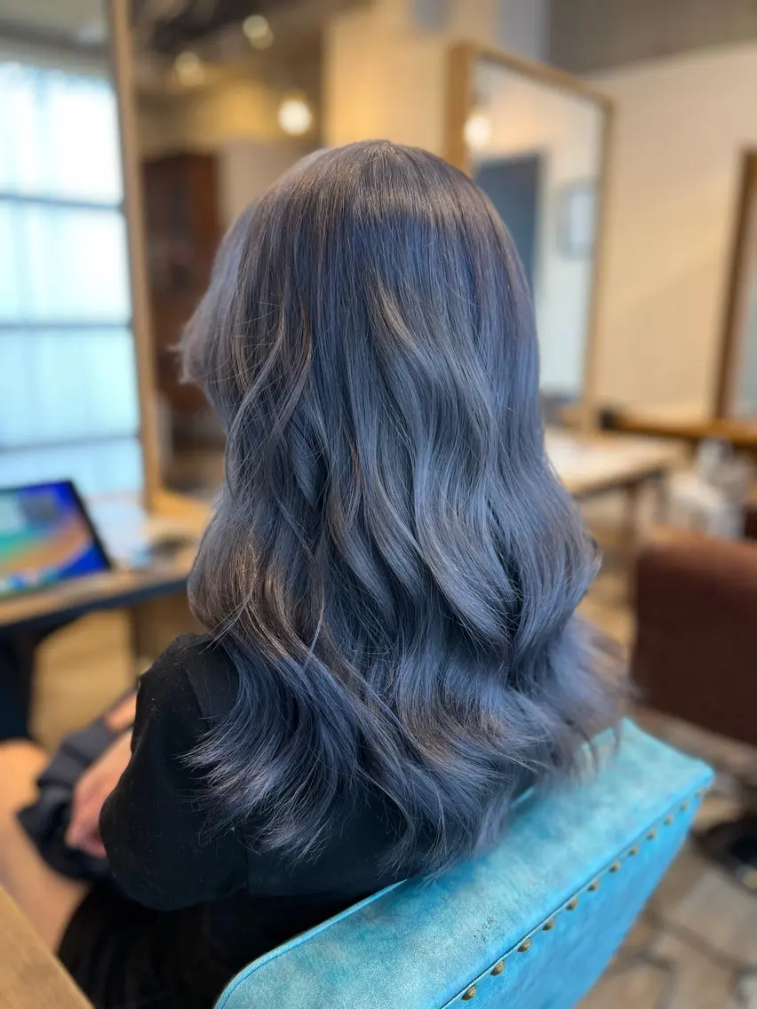 ミディアム カラー ブリーチ ブルーカラー ブルージュ ハイトーンカラー カット ヘアカラー トリートメント Liere Muuのヘアスタイル