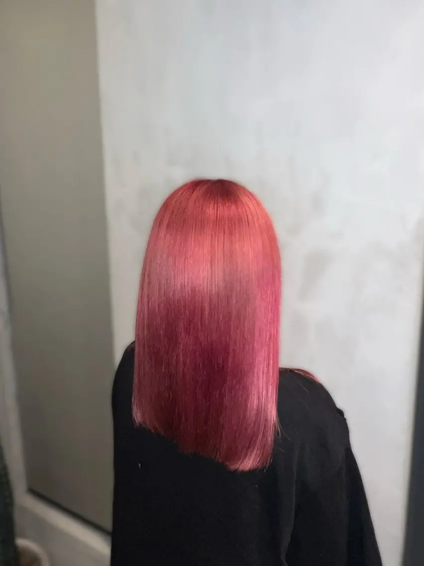 カラー ブリーチ カシス ピンクカラー 平野 実優のヘアスタイル
