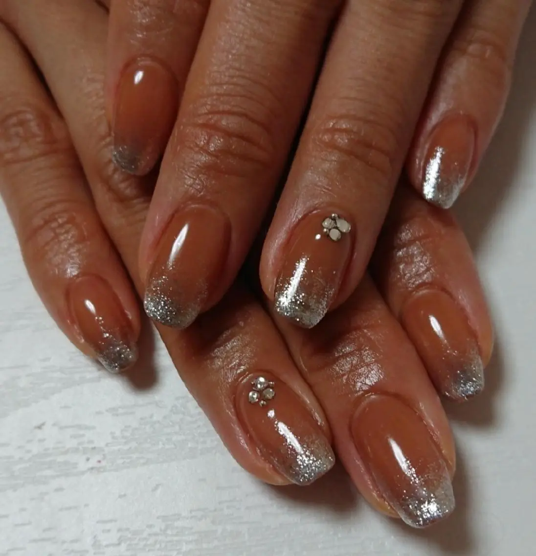 ネイル ブラウン グラデーション ラメ(グリッター) シルバー ハンドネイル Lilith Nailのネイルデザイン
