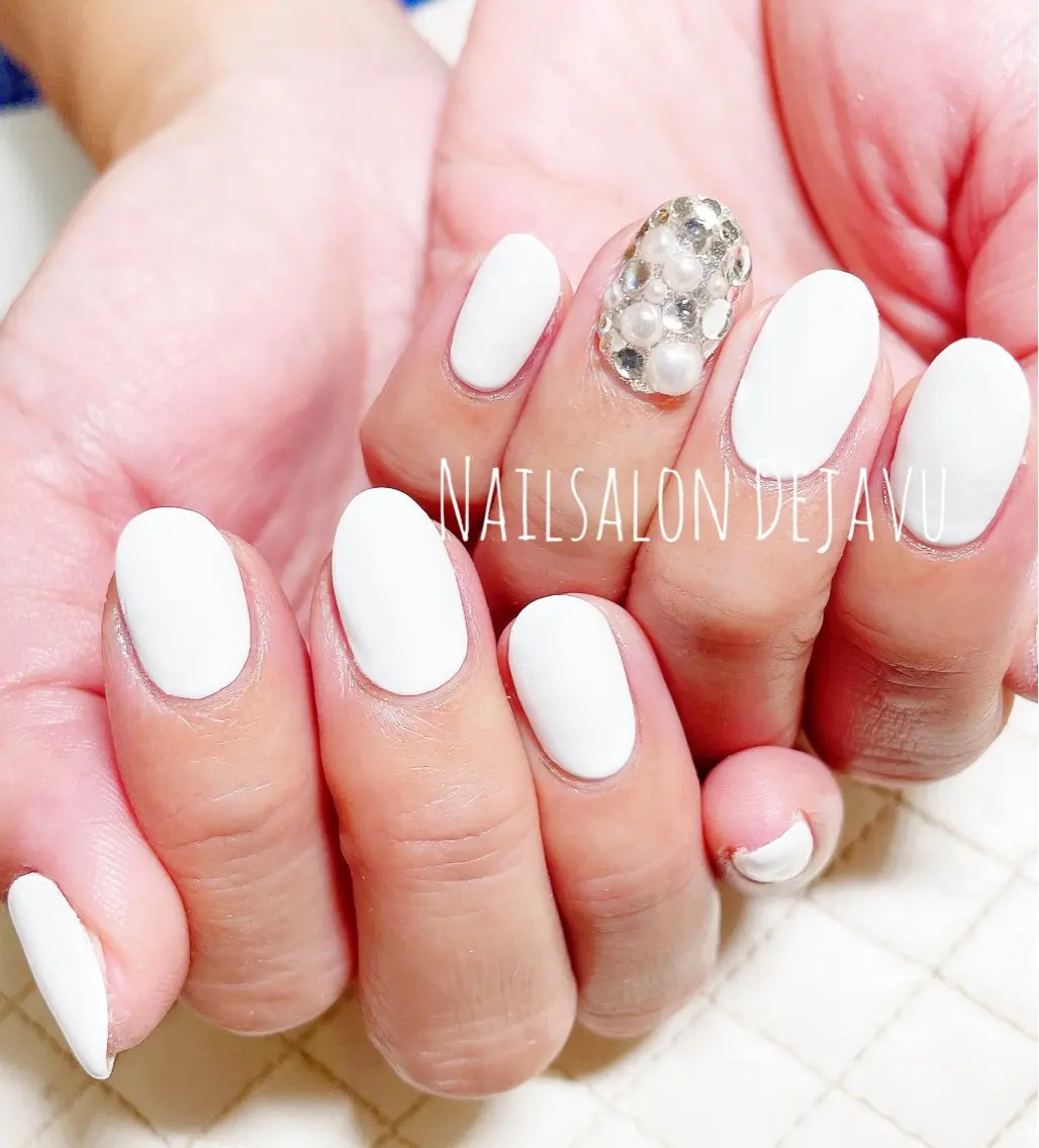ネイル アートネイル キラキラネイル ワンカラーネイル ストーンネイル 夏ネイル ハンドネイル Nail salon Dejavu 🌿のネイルデザイン