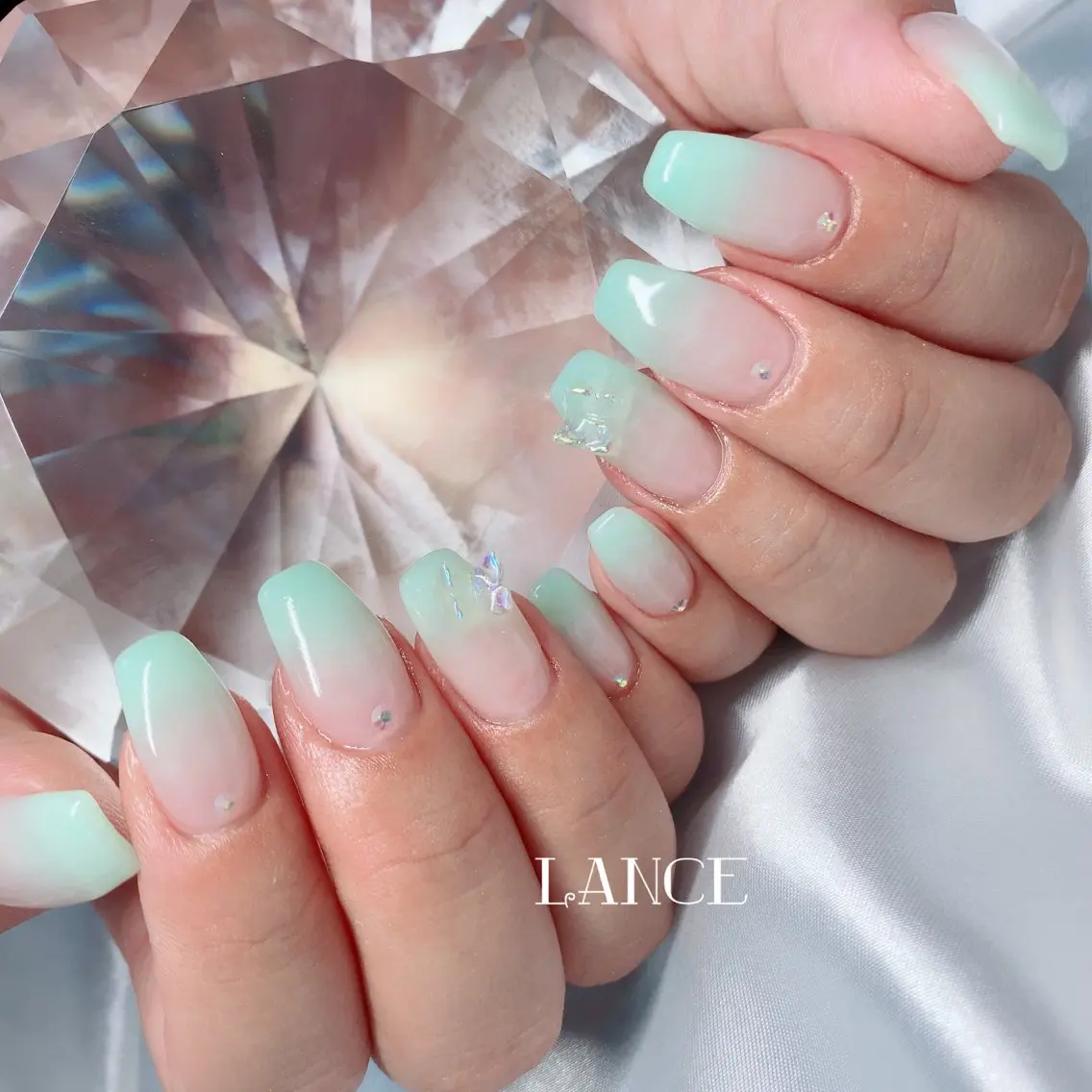 ネイル オーロラネイル フレンチネイル グラデーション キラキラネイル 韓国ネイル ハンドネイル Lance nailのネイルデザイン