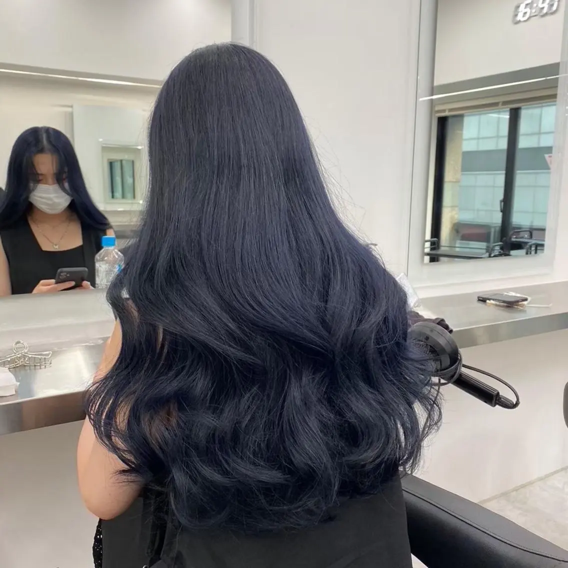 ロング カラー 黒髪 ブルーカラー ブルーブラック ラベンダー💜 グレージュ🩶のヘアスタイル
