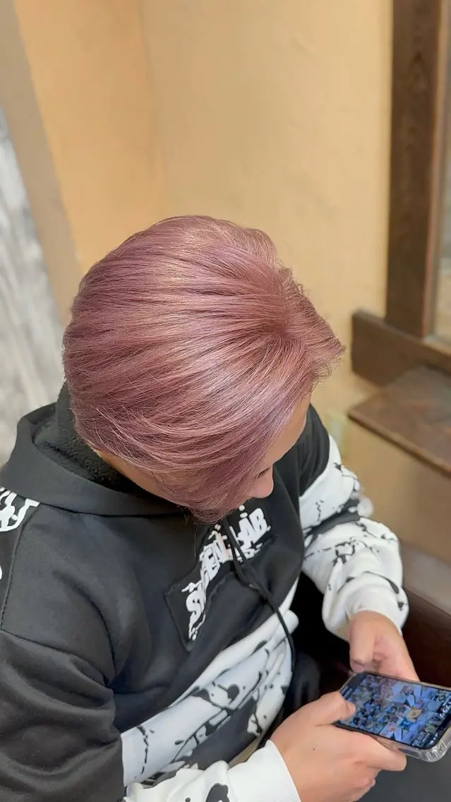 カラー メンズ メンズブリーチ ベージュカラー ブリーチ ピンクカラー ピンクベージュ ヘアカラー ブリーチ🩵レイヤー Maho🐻‍❄️のヘアスタイル
