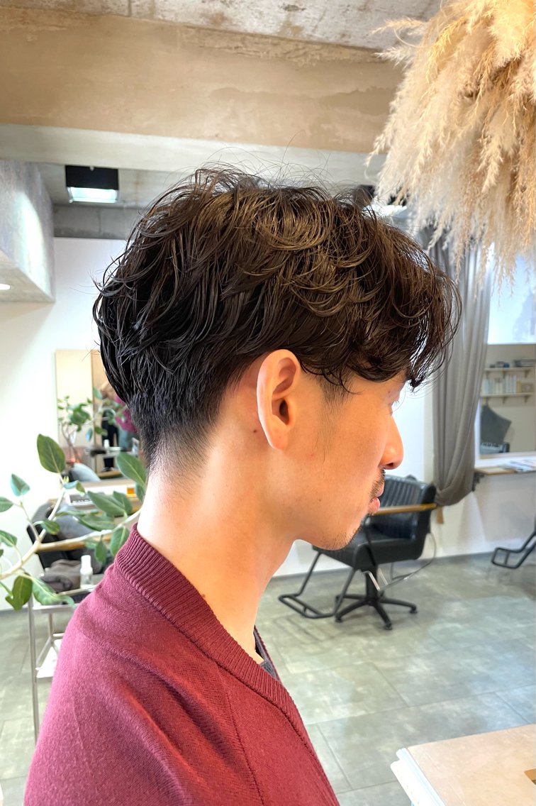 パーマ メンズ センターパート カルマパーマ メンズパーマ 荒牧 絵美のヘアスタイル