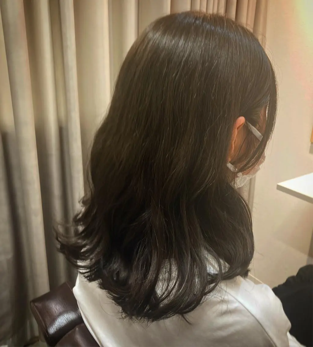 カット＋ヘアマニキュア根本染め（2センチ以内）の写真