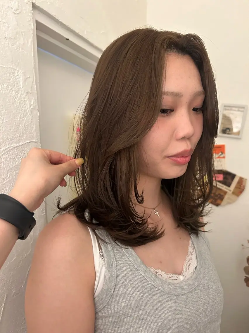 ミディアム カラー ミディアムレイヤー ベージュカラー ミント ミントベージュ レイヤーカット カット ヘアカラー maho/垢抜け パーマカラーのヘアスタイル
