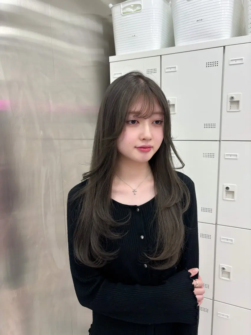 セミロング カラー 抜け感レイヤー︴ ニュアンスカラーのヘアスタイル