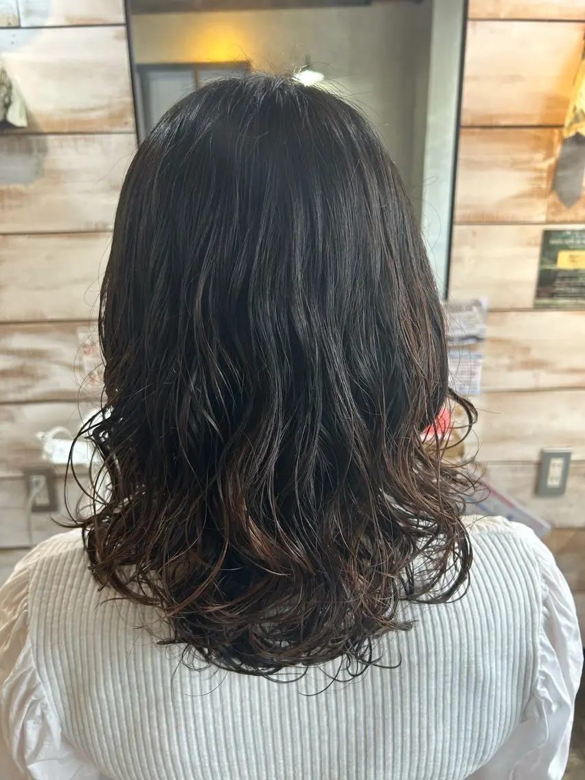 ミディアム パーマ ミディアムレイヤー ミディアムパーマ レイヤーカット 福村 彩夏のヘアスタイル