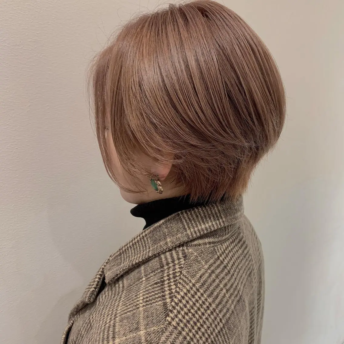 ショート カラー ヘアアレンジ ベージュカラー ブリーチ ハイトーンカラー ミルクティーベージュ ショートヘア レイヤー×グレージュ /ピンク🩷mioのヘアスタイル